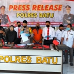 Kapolres Batu AKBP Oskar Syamsuddin menghadirkan tersangka penipuan dengan modus menawarkan tanah kavling, Rabu (3/8/2022).