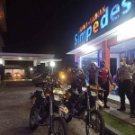 Anggota Polres Ngawi saat melakukan patroli di salah satu ATM Center di Ngawi.