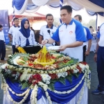 Wakapolda Jatim M. Iqbal saat memotong tumpeng.