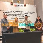 Penandatanganan kerja sama antara Bawaslu Jatim dengan BKKBN Perwakilan Jawa Timur. Foto: M. DIDI ROSADI/BANGSAONLINE