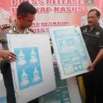 Kapolres Sidoarjo AKBP M Anwar Nasir SIK menunjukkan plat aluminium bekas cetakan ada simbol keagamaan yang akan dibuat bahan antene TV dalam rilis di Mapolres Sidoarjo. foto: catur andy erlambang/ BANGSAONLINE