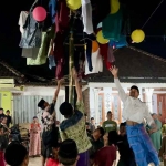 Ratusan warga tumpah ruah mengikuti tradisi Arebbuan, simbol kebersamaan dan semangat berbagi di momen Maulid Nabi. Foto: M. Andy Fachrudin/Bangsaonline.