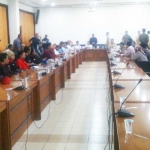 Gabungan 13 pegiat LSM yang tergabung dalam Seratu saat dialog dengan pimpinan DPRD. foto: HABIBI/ BANGSAONLINE