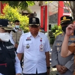 Bupati Malang H. M. Sanusi (kiri) saat meninjau pelaksanaan vaksinasi di Puskesmas Pakis.