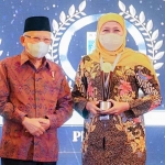 Gubernur Khofifah saat menerima penghargaan ketika menghadiri KPPU Award 2023 di Jakarta.