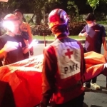 Petugas saat mengevakuasi seorang lansia yang ditemukan meninggal diduga karena alami kecelakaan tunggal.