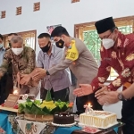 Tampak Kadis Kominfo Syaifudin Ahmad, Kapolres AKBP Rofik dan Ketua PWI Pasuruan Raya Joko Hariyanto saat prosesi tiup lilin.