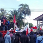 Para pengunjuk rasa berorasi di Bundaran DPRD Jember.