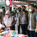 Bupati Fandi Akhmad Yani saat meninjau pelaksanaan pilkades serentak Sabtu, 26 Maret 2022. foto: SYUHUD/ BANGSAONLINE