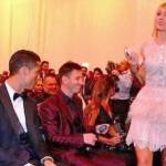 Lionel Messi, Cristiano Ronaldo dan Stephanie Roche saat perhelatan FIFA Ballon d