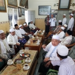 Gus Ipul-Puti Guntur Soekarno menghadiri pertemuan para Kiai Khos atau Kiai Sepuh bersama puluhan ribu ulama, santri dan masyarakat di Pondok Pesantren Lirboyo, Kediri, Selasa ( 6/02) . 