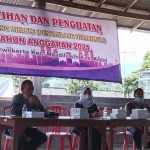 Ketua PDKK, Umi Salamah (tengah) saat menjadi narasumber di acara pelatihan dan penguatan penyandang difabel di Desa Purwokerto, Kecamatan Ngadiluwih, Kabupaten Kediri. Foto: Ist.