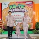 Siswi KB-TK Al Muslim Sidoarjo bersama orang tuanya saat mengikuti Batik Fashion Week. Foto: Ist