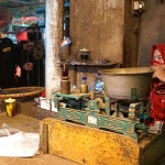 Petugas melakukan penertiban penggunaan masker di Pasar Keputran Utara. (foto: ist).