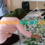 Peserta pelatihan saat praktik membatik ecoprint yang diadakan oleh KKN Mahasiswa Unmuh Madiun. Foto: HENDRO SUHARTONO/BANGSAONLINE