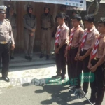 Para siswa yang kedapatan bolos diminta berdiri berjajar dan menyanyikan lagu Indonesia Raya. foto: HERMAN S/ BANGSAONLINE