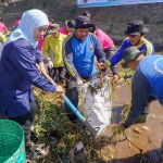 Gubernur Khofifah bersama para relawan menyusuri aliran sungai guna mengumpulkan dilanjut memilah sampah organik dan anorganik.