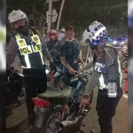 Petugas patroli dari Satlantas Polrestabes Surabaya saat menindak pelanggar.