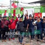 Puluhan karyawan Aice Have An Ice Day saat demo di depan pabrik. foto: SYUHUD/ BANGSAONLINE