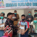 Kasi Kurikulum Disdik Provinsi Jatim saat menyerahkan hadiah kepada para pemenang.