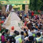 2016 kue apem yang disusun menjadi gunungan di acara Gerebek Apem. foto: RONY S/ BANGSAONLINE