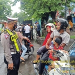 Satlantas Polres Sidoarjo saat menggelar Operasi Yustisi Prokes di kawasan Pasar Larangan.