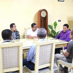 Wali Kota Kediri Abdullah Abu Bakar (batik ungu) saat menggelar rapat dengan pengelola bioskop di Kota Kediri.