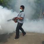 Nampak para wartawan sedang melakukan fogging di rumah rumah warga. (Rochmad Aris/BangsaOnline.com)