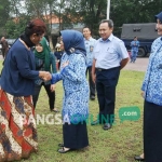 Menteri Kelautan dan Perikanan RI, Susi Pudjiastuti didampingi Wabup Mundjidah Wahab saat tiba di Jombang, Kamis (18/11) sore. foto: RONY SUHARTOMO/ BANGSAONLINE
