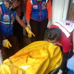 Proses evakuasi korban di lokasi kejadian. foto: SOFFAN/ BANGSAONLINE