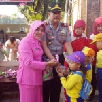 Kapolsek Jetis AKP. Subiyanto saat membagikan permen kepada anak-anak PAUD. Foto: SOFFAN/BANGSAONLINE