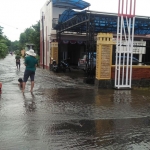Banjir juga melanda jalan di depan Balai Desa Butuh. Foto: Ist.
