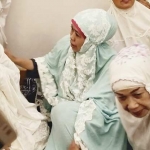 Erna, salah satu jamaah tarawih di mushola An Nur spontan menangis haru saat bertemu dengan Gubernur Jatim, Khofifah Indar Parawansa. foto: ist