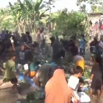 Acara perang nasi di tempat yang dikeramatkan di Desa Pelang Lor.
