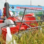 Bupati Sambari naik mesin pemanen padi. foto: SYUHUD/ BANGSAONLINE