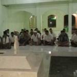 Pengurus harian GP Ansor Tuban saat berziarah ke makam pendiri NU di Jombang. foto: SUWANDI/ BANGSAONLINE