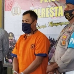 Tersangka saat dihadirkan dalam press conference di halaman Mapolresta Banyuwangi.