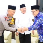 Pj Gubernur Jatim, Adhy Karyono, saat mengikuti halal bihalal.