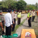 Petugas saat melakukan evakuasi mayat korban.