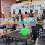 Polres Probolinggo saat konferensi pers terkait pembakaran mobil milik Ketua LSM Siliwangi. Foto: ANDI SIRAJUDIN/BANGSAONLINE