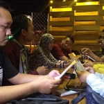 KPU Jember saat menyosialisasikan Pilkada 2020 di sejumlah cafe.