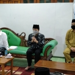 Prof. Dr. KH. Asep Saifuddin Chalim, M.Ag (kiri), Wakil Gubernur Jawa Timur Emil Elestianto Dardak (tengah), dan Bupati Sidoarjo Nur Ahmad Saifuddin dalam acara Munajat melenyapkan covid-19 untuk Surabaya Raya terakhir, Senin (8/6/2020) malam. foto: MMA/ bangasonline.com