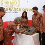 Presiden Komisaris Shanti Lasmining Lasminingsih Poesposoetjipto menandatangani prasasti peresmian disaksikan Presiden Direktur HSW Widodo (kiri), Reniwati Darmakusumah (Director Marketing & Sales/tengah), Jendry Cardo Manurung (Director Finance & Support Services/ paling kanan).