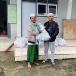 Penyerahan bantuan secara simbolis dari Alan Kaisan kepada pihak pondok. Foto : Dok. Fraksi Gerindra DPRD Sampang/ BANGSAONLINE