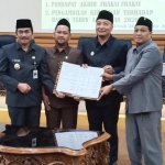 Wabup Gresik Moh. Qosim bersama pimpinan DPRD menunjukkan nota pengesahan RAPBD 2020. foto: SYUHUD/ BANGSAONLINE