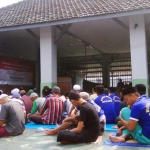 Para warga Binaan Lapas Bangil saat mendengarkan tausiah agama. foto: HABIBI/ BANGSAONLINE