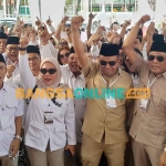 Pengurus DPC Gerindra Sidoarjo saat mendaftarkan bacaleg di KPU. Foto: MUSTAIN/BANGSAONLINE