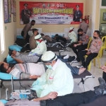 Para anggota Polres Ngawi sedang melakukan donor darah.