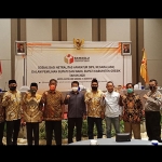 Para stakeholder saat foto bersama usai sosialisasi netralitas ASN dalam Pilbup Gresik 2020. (foto: SYUHUD/ BANGSAONLINE)