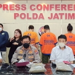 Kabid Humas Polda Jatim, Kombes Pol Gatot Repli Handoko (dua dari kiri), saat konferensi pers terkait pengungkapan kasus narkoba jaringan internasional.